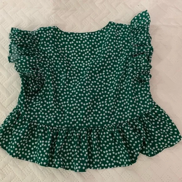 Super cute green top - Picture 2 of 3